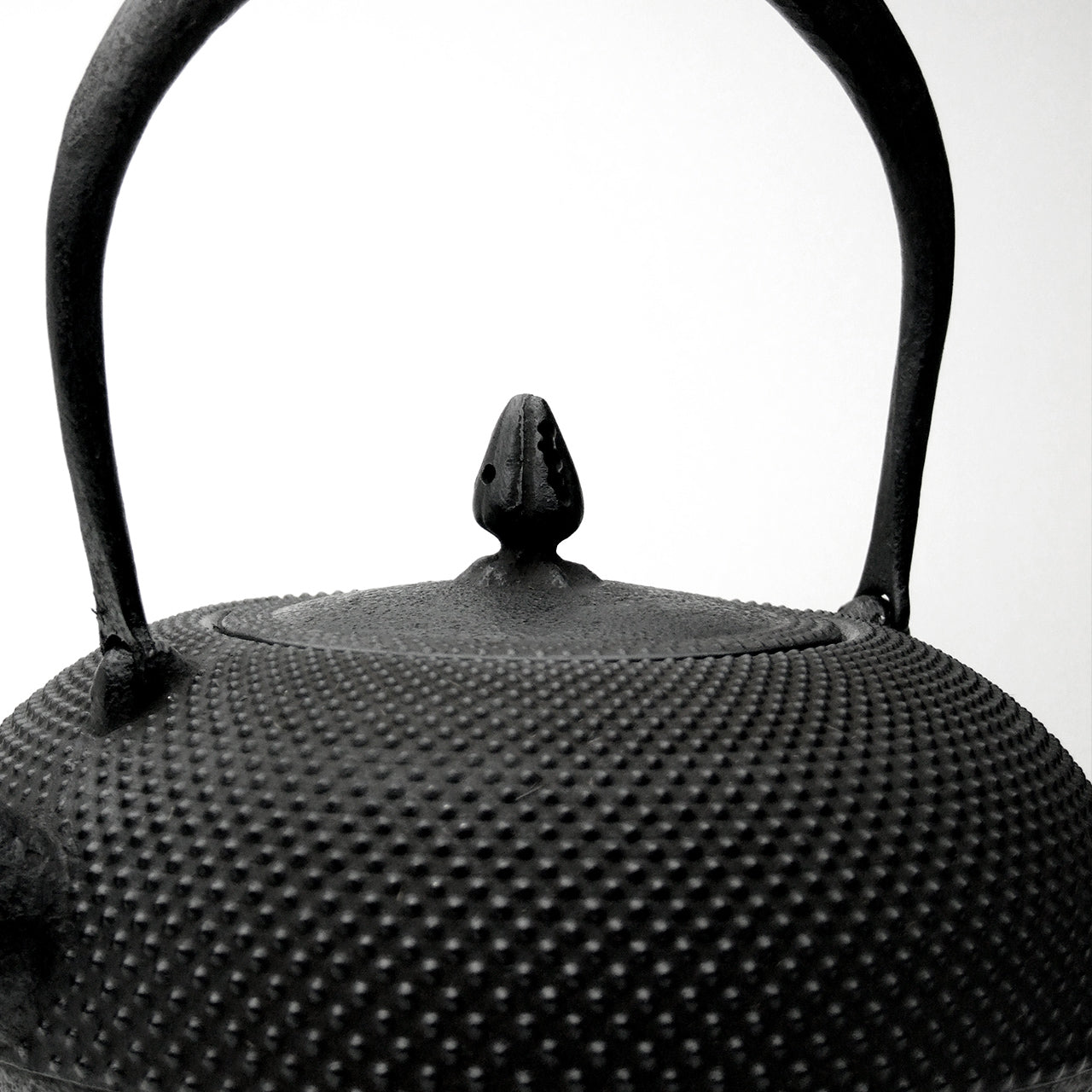 南部鉄器 鉄瓶 急須 黒 霰模様 平丸20号 南部鉄瓶｜平丸型 霰 1.6L – 有限会社薫山工房