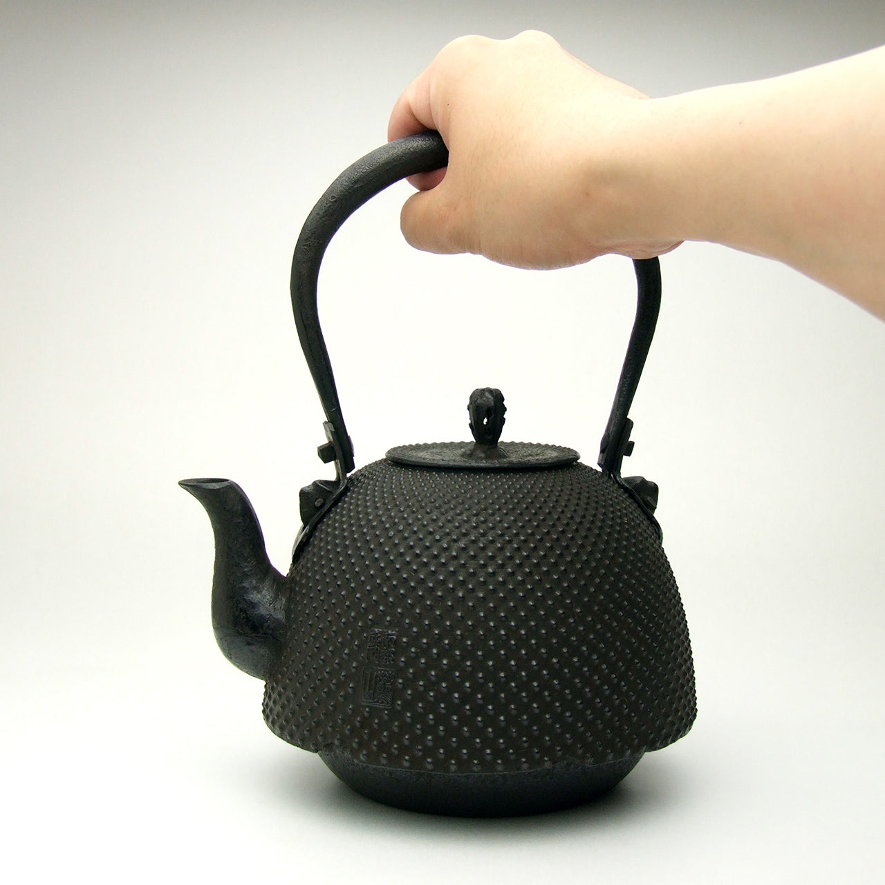 南部鉄瓶｜南部型 霰 1.0L – 有限会社薫山工房