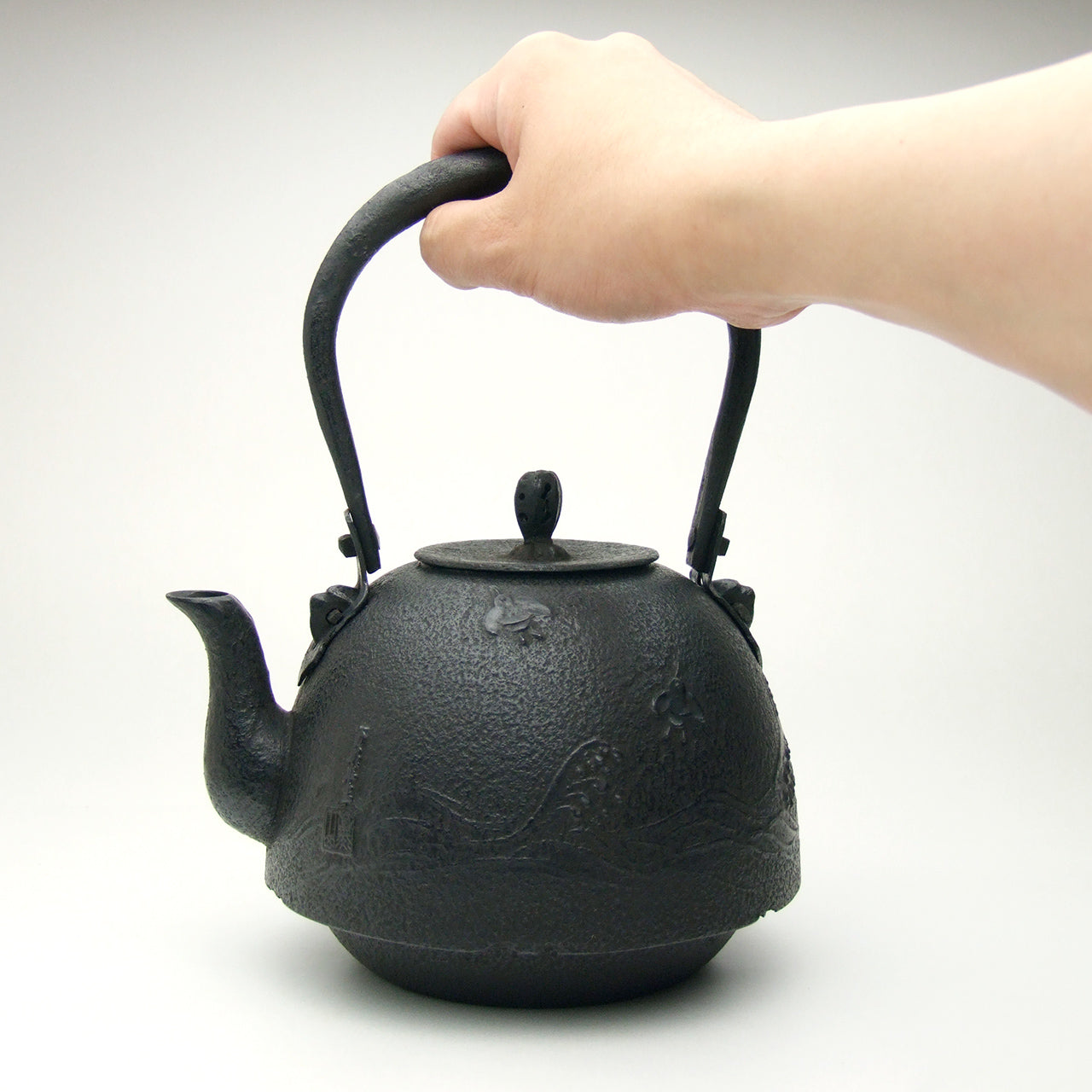 茶道具　アンティーク／南部鉄器　鳳文堂造　南蛮船と波千鳥(^^) 南部鉄瓶｜南部型 波千鳥 1.0L – 有限会社薫山工房