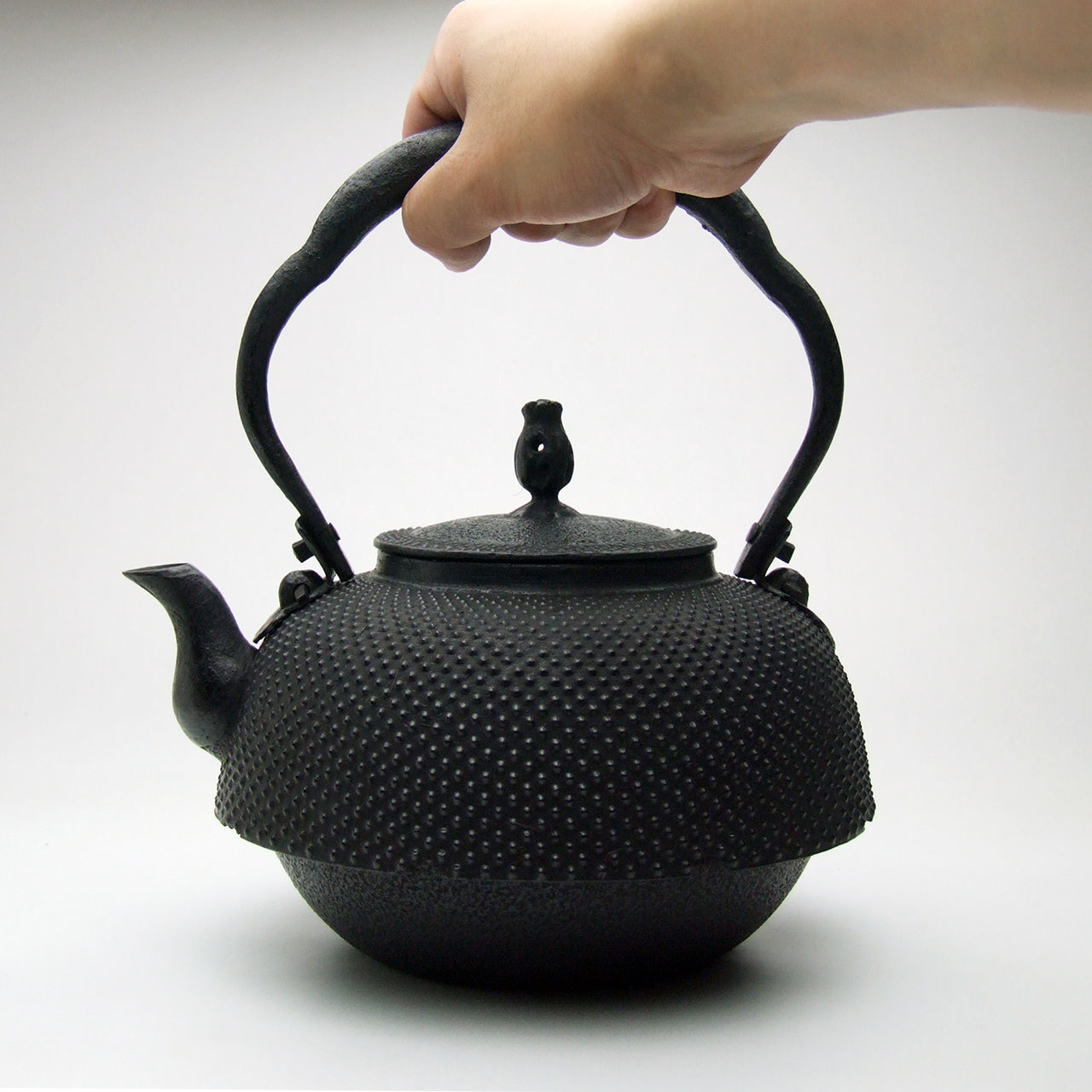 【ビンテージ】鉄瓶　象眼ツル付　尾垂　直径14㎝ 南部鉄瓶｜尾垂型 霰 1.8L – 有限会社薫山工房