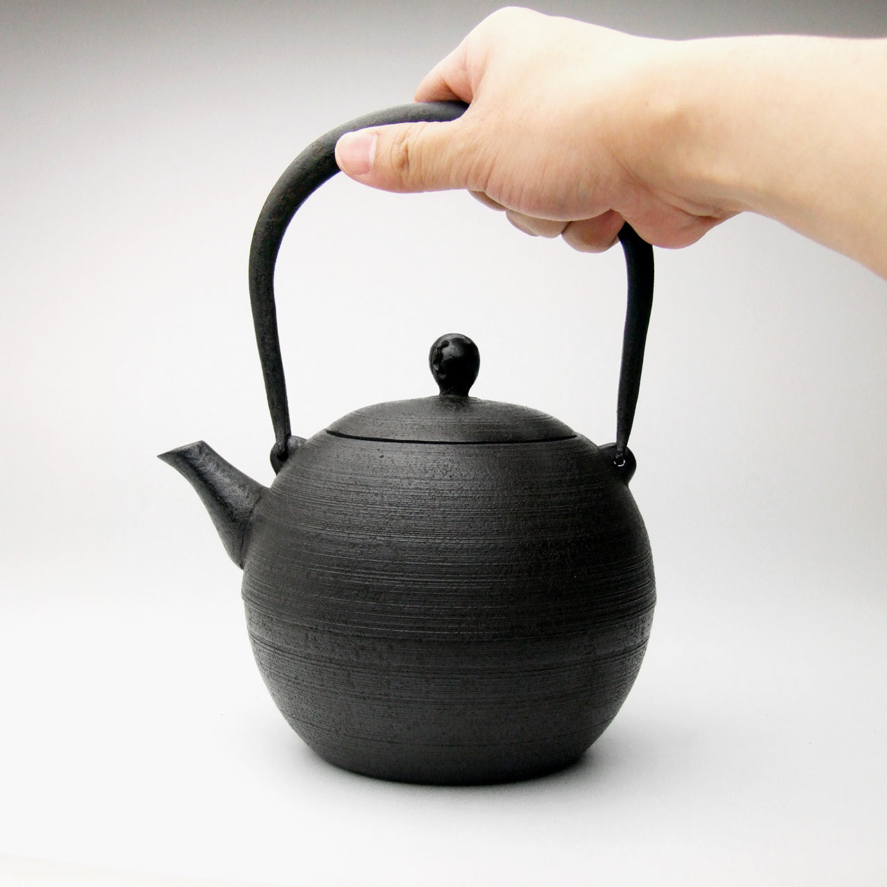 南部鉄瓶｜新珠型 糸目 0.9L – 有限会社薫山工房