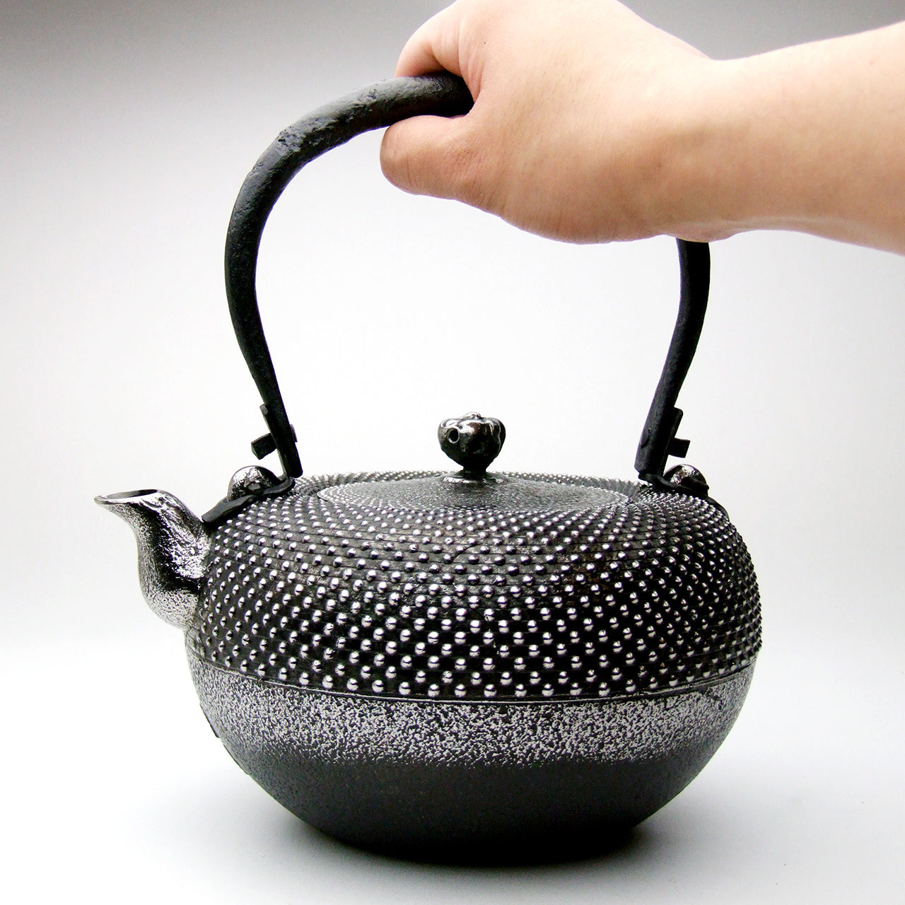 南部鉄瓶｜鉄鉢型 霰 1.4L – 有限会社薫山工房