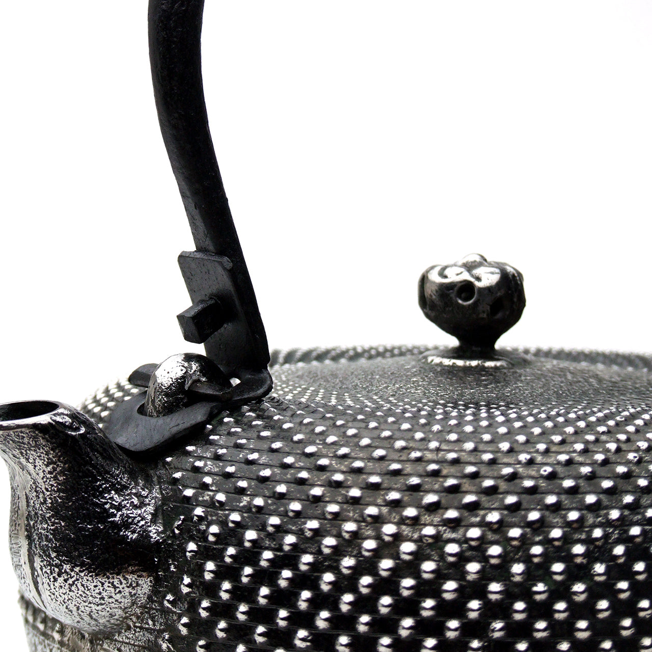 南部鉄瓶｜鉄鉢型 霰 1.4L – 有限会社薫山工房