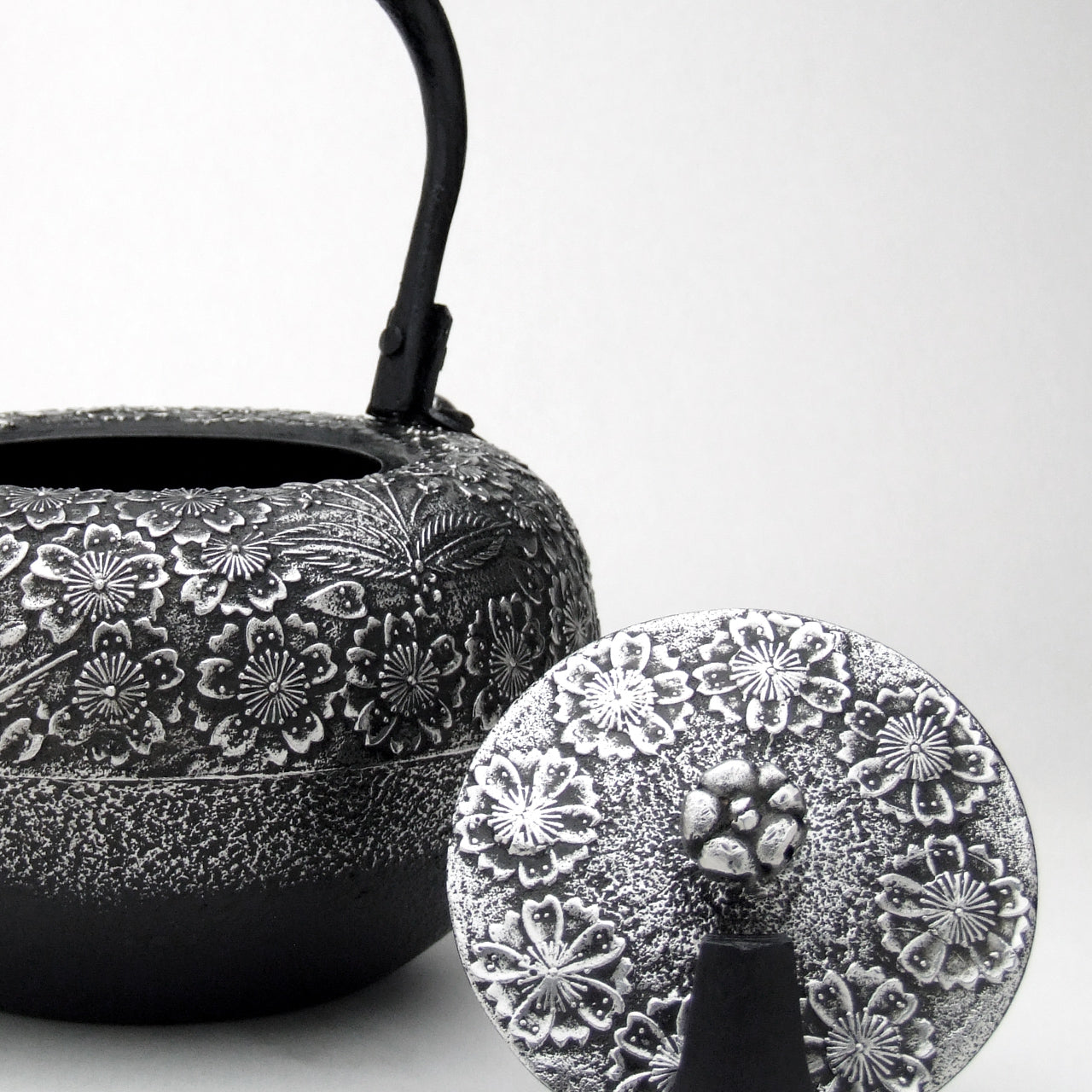 南部鉄瓶｜鉄鉢型（砂鉄）桜 1.4L – 有限会社薫山工房