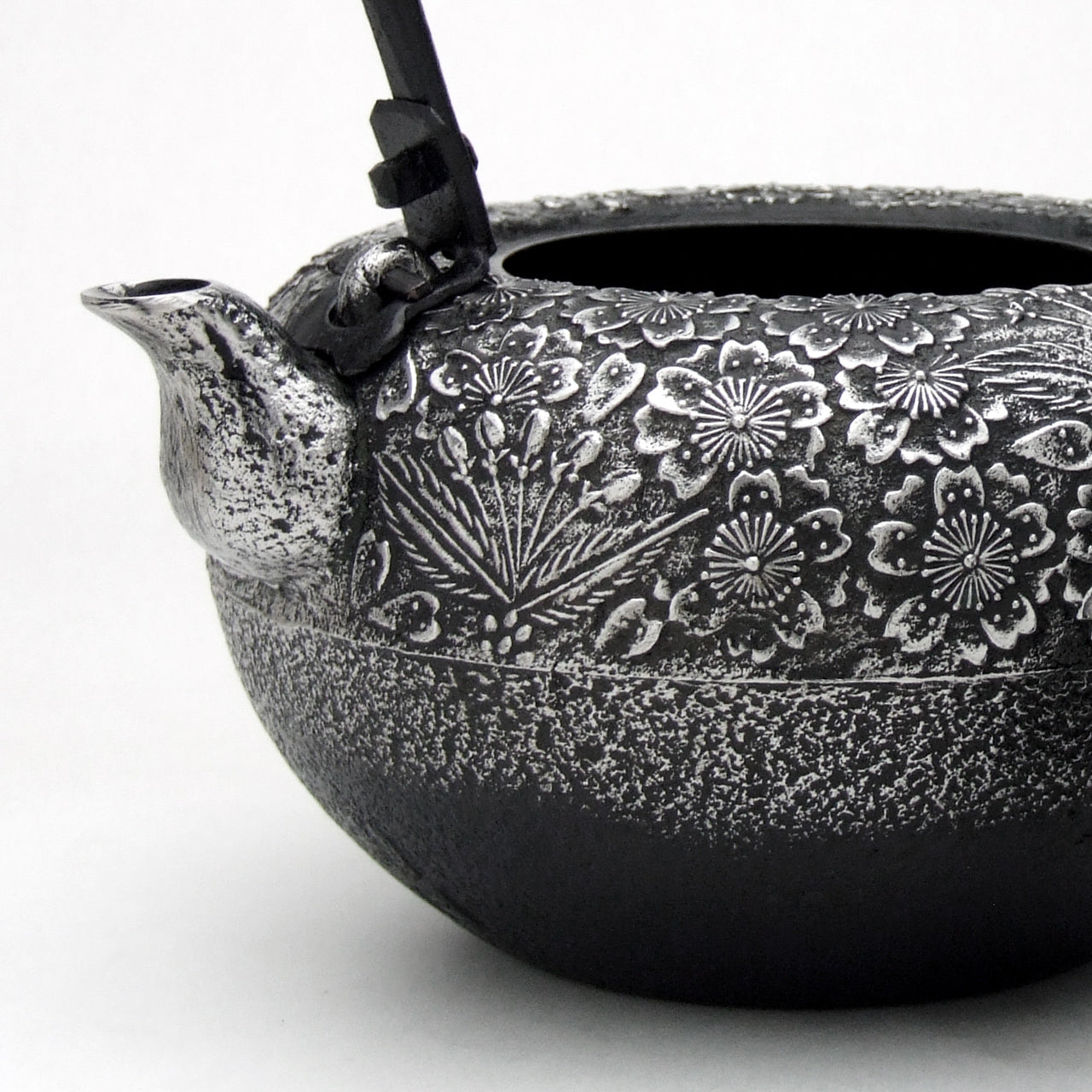 南部鉄瓶｜鉄鉢型（砂鉄）桜 1.4L – 有限会社薫山工房