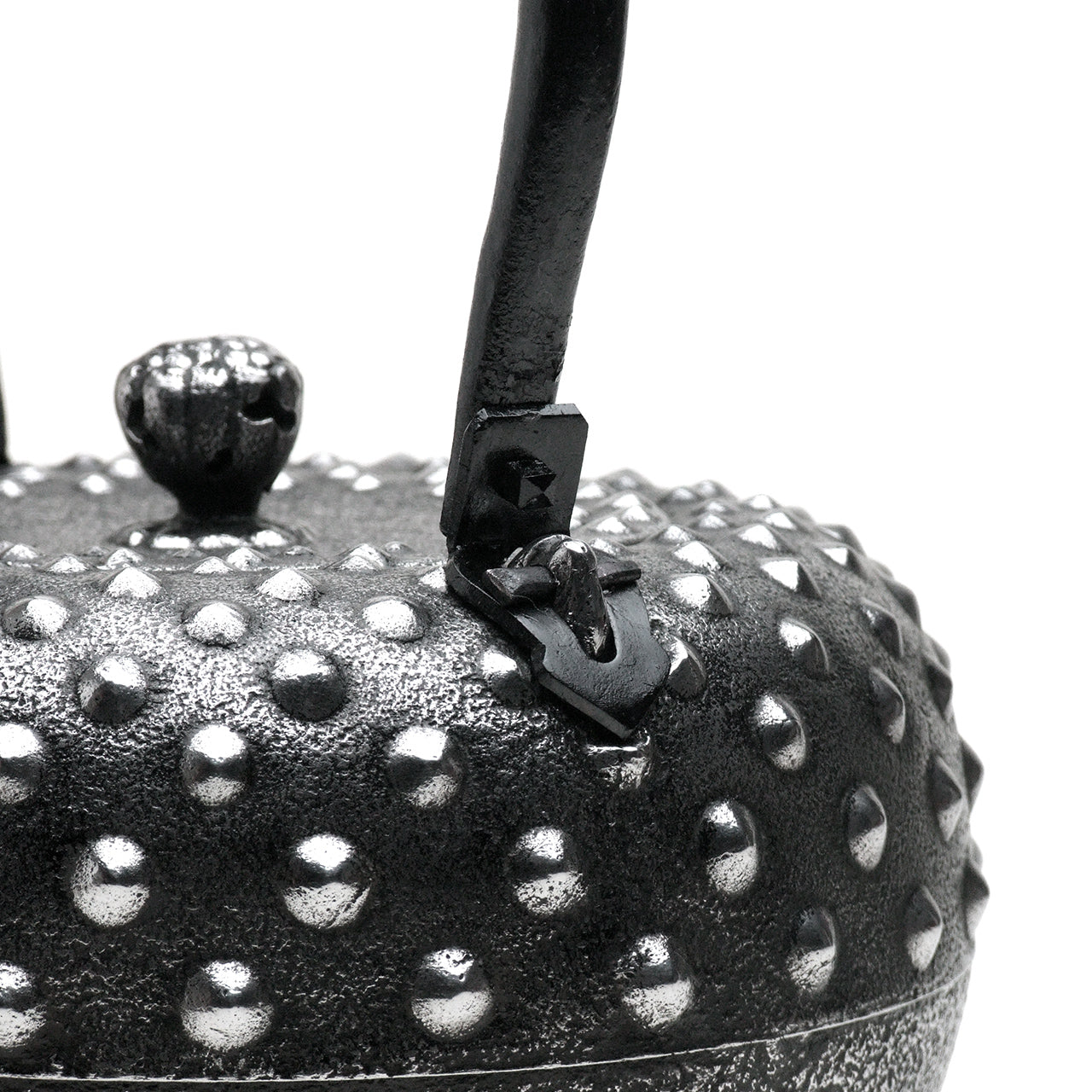 黒い鋳鉄製鉄瓶 突起模様 南部鉄瓶｜鉄鉢型（砂鉄）鬼霰 2.7L – 有限会社薫山工房